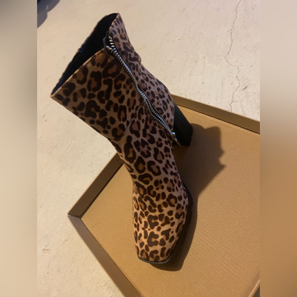 Leopard print suede ankle boots with zipper closure - Picture 3 of 6